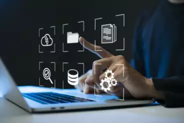 mężczyzna klika w wirtualny folder