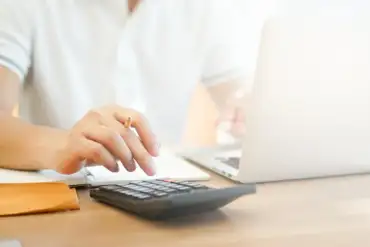 księgowy wprowadzający dane na laptopie