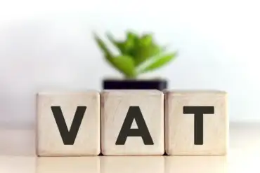 napis VAT na klockach